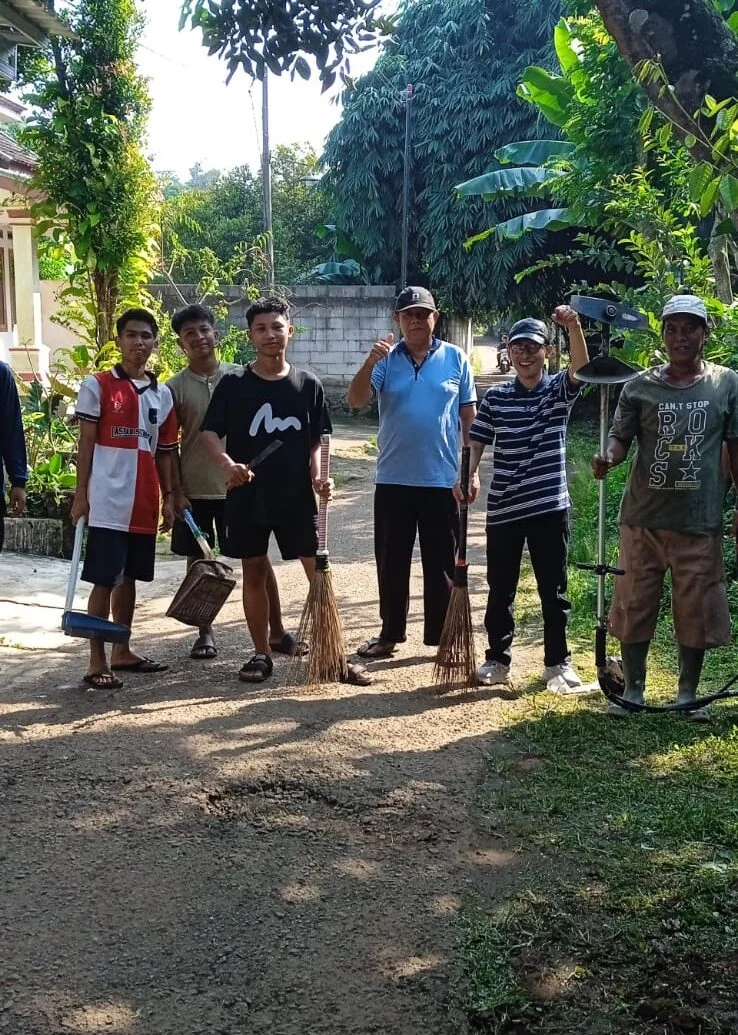 Sinergi Muspika, TNI, dan Warga Cigoong Bersihkan Lingkungan Lewat Rabu Bersih menuju pencanangan Kampung Pancasila